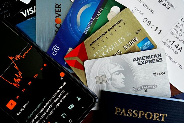 La location de chalet en camping face à l'hôtel : le match